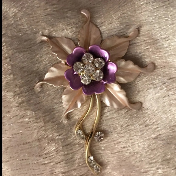 Jewelry - ♦️SOLD♦️ Gold-Tone Flower Broach